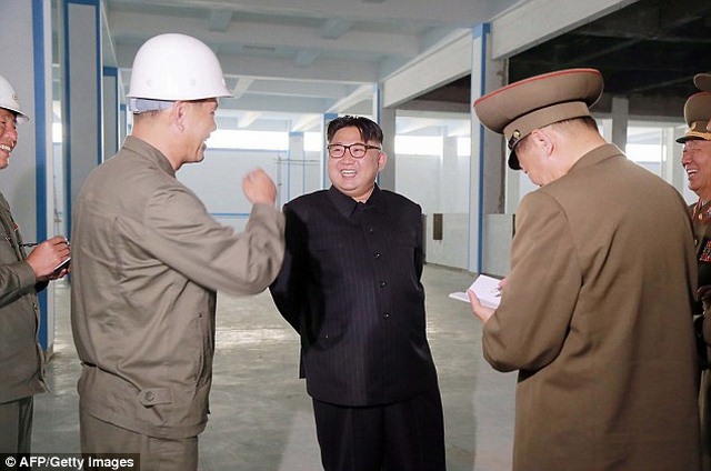 Kim Jong-un hào hứng ngồi giường tầng trẻ em - 3