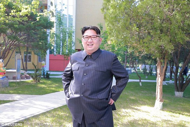 Kim Jong-un hào hứng ngồi giường tầng trẻ em - 4