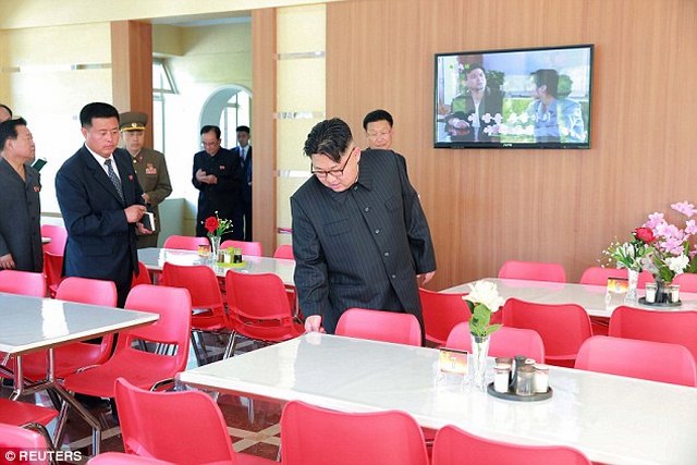 Kim Jong-un hào hứng ngồi giường tầng trẻ em - 5