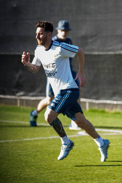 Messi râu ria lạ mắt, miệt mài tập luyện sau vụ hầu tòa - 3