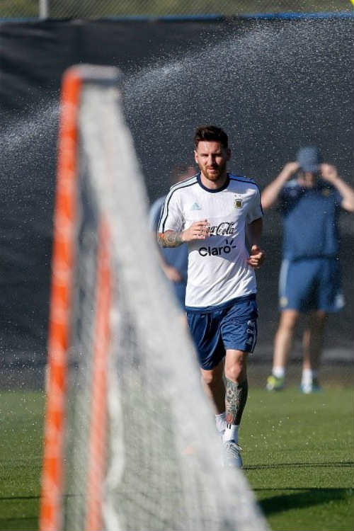 Messi râu ria lạ mắt, miệt mài tập luyện sau vụ hầu tòa - 4