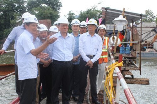 Bộ trưởng Bộ GTVT kiểm tra tiến độ thi công cầu Ghềnh - 2