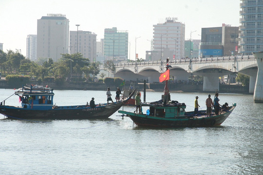 Vụ chìm tàu sông Hàn: Tìm thấy thi thể 3 người mất tích - 13