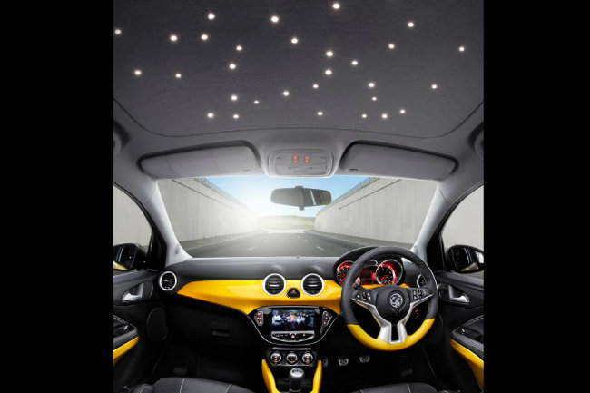 Đèn LED tạo bầu trời sao trên Vauxhall Adam giá 325 Euros (~367 USD). Dù là mẫu xe nhỏ nhưng Vauxhall Adam chơi trội chẳng kém gì Rolls-Royce Phantom khi thiết kế tùy chọn hệ thống đèn LED trên mái vòm tạo ra một bầu trời đêm đầy sao.