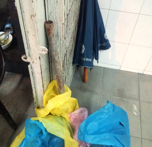 Nhóm giang hồ chém gục 2 thanh niên trong bệnh viện - 2