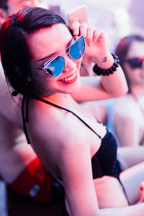 Thiếu nữ nóng bỏng "thiêu đốt' tiệc bể bơi ở Hà Nội - 6