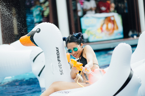 Thiếu nữ nóng bỏng "thiêu đốt' tiệc bể bơi ở Hà Nội - 12