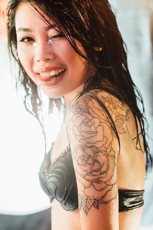 Thiếu nữ nóng bỏng "thiêu đốt' tiệc bể bơi ở Hà Nội - 8