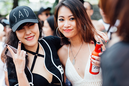 Thiếu nữ nóng bỏng "thiêu đốt' tiệc bể bơi ở Hà Nội - 13