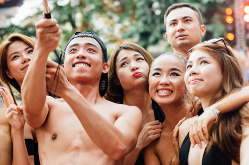 Thiếu nữ nóng bỏng "thiêu đốt' tiệc bể bơi ở Hà Nội - 14