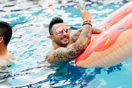 Thiếu nữ nóng bỏng "thiêu đốt' tiệc bể bơi ở Hà Nội - 2