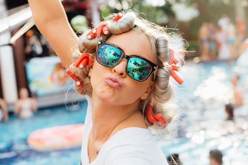 Thiếu nữ nóng bỏng "thiêu đốt' tiệc bể bơi ở Hà Nội - 4