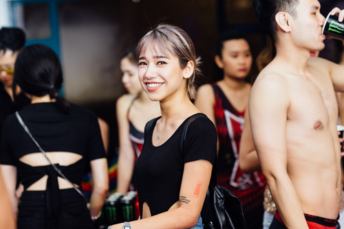 Thiếu nữ nóng bỏng "thiêu đốt' tiệc bể bơi ở Hà Nội - 8