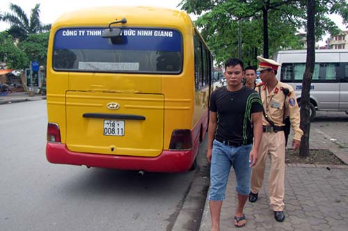 CSGT Hà Nội xử lý mạnh tay đối với xe buýt “nhái” - 1