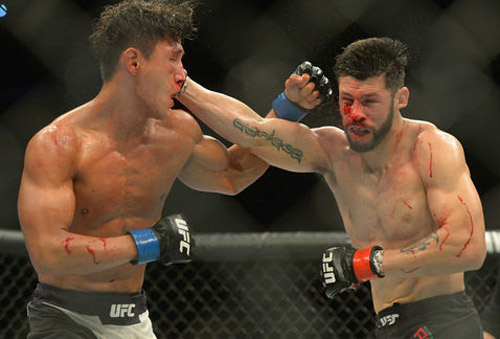 UFC: Ăn đòn sưng mặt vẫn đấu rồi cùng đi viện - 1