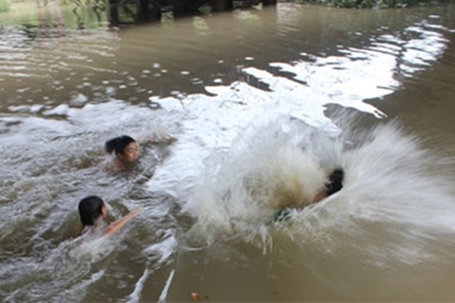 Đi bắt nuốc trên phá Tam Giang, 2 học sinh chết đuối - 1