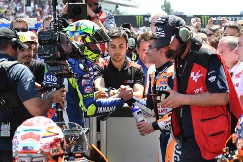 MotoGP: "Chiến tranh lạnh" Rossi - Marquez sang trang - 2