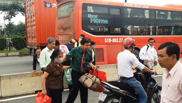 Container tông xe giường nằm, hàng chục người la hét - 2