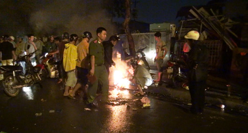 Container tông xe giường nằm, hàng chục người la hét - 3