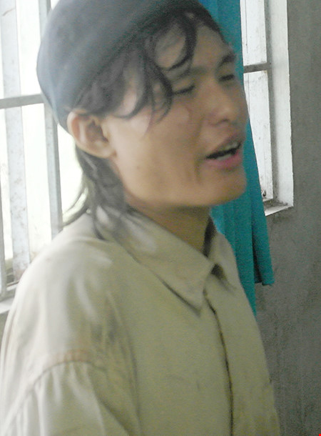 Tạm giữ nghi can tưới dầu đốt công an viên - 2