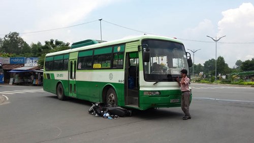 Nam sinh viên bị xe buýt cuốn vào gầm, kéo lê trên đường - 2