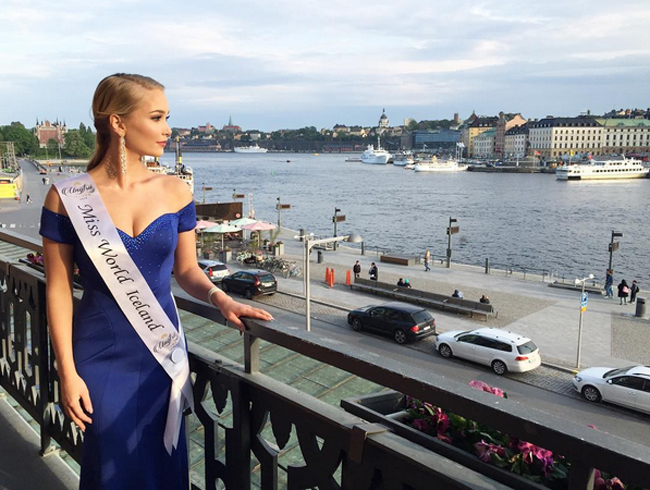 Trước khi giành vương miện Hoa hậu EURO, Arna đã đăng quang trong cuộc thi Miss Iceland ở quê nhà.


