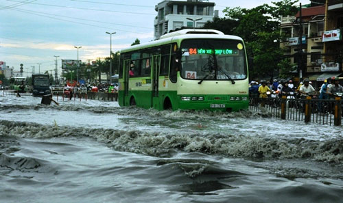 Sóng cuồn cuộn trên phố Sài Gòn sau cơn mưa 20 phút - 1