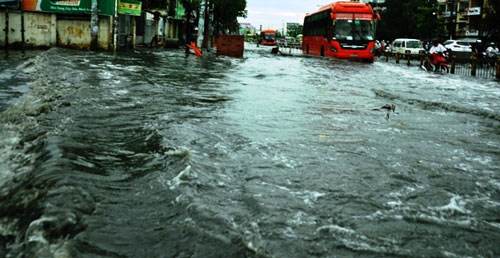 Sóng cuồn cuộn trên phố Sài Gòn sau cơn mưa 20 phút - 3
