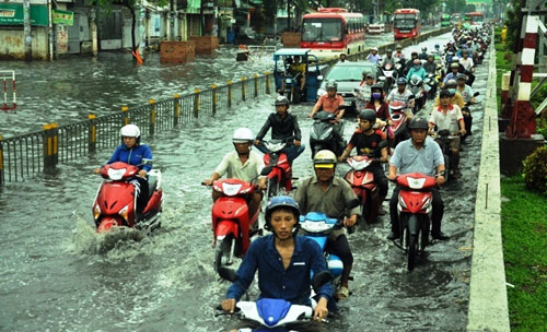 Sóng cuồn cuộn trên phố Sài Gòn sau cơn mưa 20 phút - 11