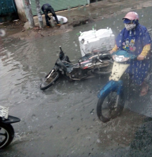 Sóng cuồn cuộn trên phố Sài Gòn sau cơn mưa 20 phút - 12