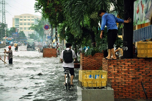 Sóng cuồn cuộn trên phố Sài Gòn sau cơn mưa 20 phút - 7