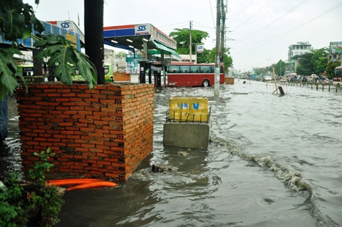 Sóng cuồn cuộn trên phố Sài Gòn sau cơn mưa 20 phút - 15