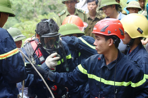 Đưa 1 thi thể phu vàng ra khỏi hang Kịt - 2