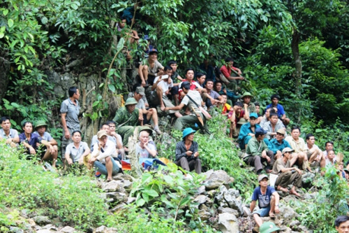 Đưa 1 thi thể phu vàng ra khỏi hang Kịt - 3