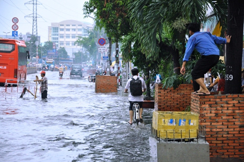 Bí thư Thăng hỏi chuyện làm đường cao hơn nhà dân - 8