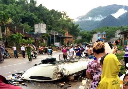 Cận cảnh xe khách bị "thổi" bay nóc tại Thanh Hóa - 4