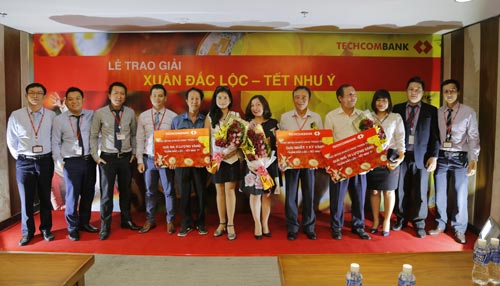 Techcombank trao giải thưởng 1kg vàng cho khách hàng - 2