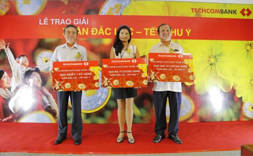 Techcombank trao giải thưởng 1kg vàng cho khách hàng - 3