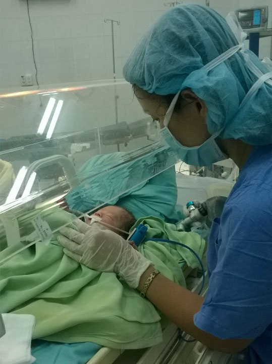 Khánh Hòa: Phẫu thuật thành công trẻ sơ sinh có ruột ở ngoài bụng - 1