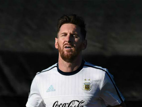 Messi bị phụ nữ lạ mặt "tấn công" - 1