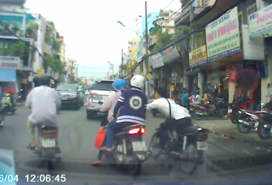 Bắt được tên cướp giật túi xách giữa phố Sài Gòn - 1