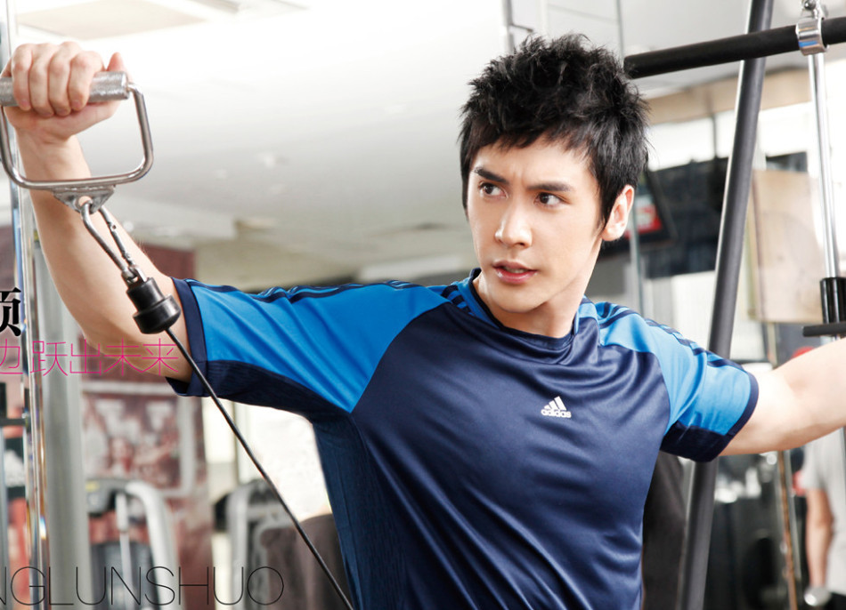 Cận cảnh bạn trai cơ bắp kém 12 tuổi của Chung Lệ Đề - 4