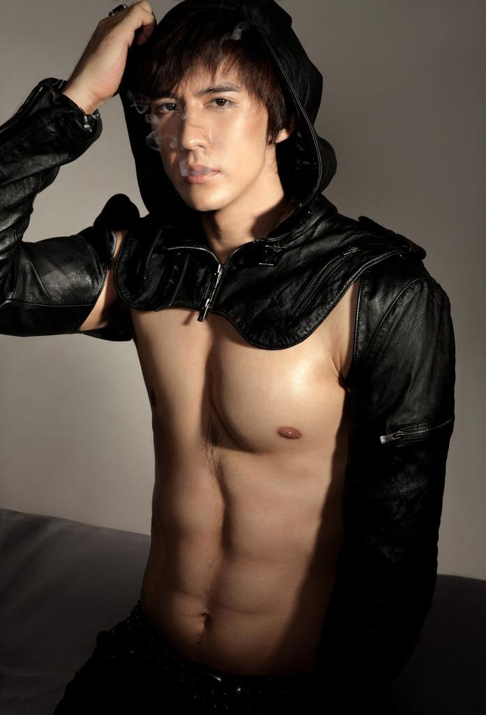 Cận cảnh bạn trai cơ bắp kém 12 tuổi của Chung Lệ Đề - 7