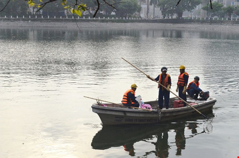 Vớt được gần 6 tấn cá chết ở hồ Hoàng Cầu - 1