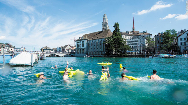 Thành phố Zurich ở Thụy Sĩ có 18 điểm tắm ngoài trời với làn nước trong xanh và cảnh quan xung quanh tuyệt đẹp. Du khách có thể đắm mình trong bể bơi sông Schanzengraben mở cửa từ năm 1864 hay bể bơi Stadthausquai dành riêng cho phụ nữ với hướng nhìn ra khu phố cổ.