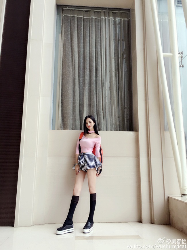 Xuân Di khoe đôi chân dài miên man của mình trong bộ trang phục trẻ trung, phong cách. 