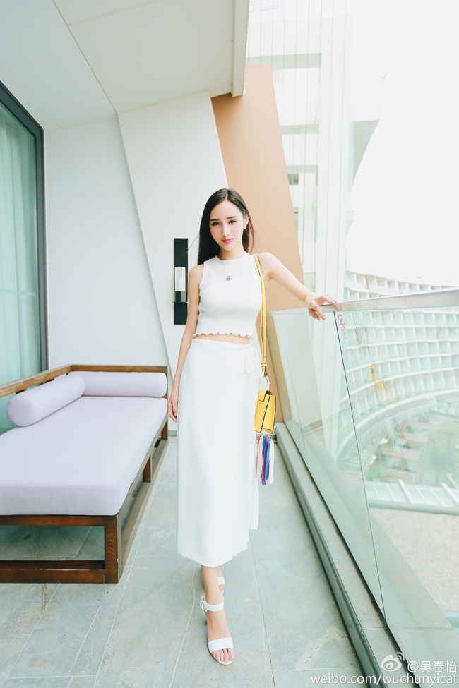 Xuân Di dịu dàng, quyến rũ trong bộ trang phục nữ tính, đẹp thanh khiết.