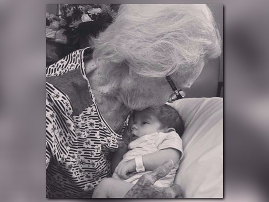 Mỹ: Bà và cháu sinh cùng ngày cách nhau 100 năm - 1