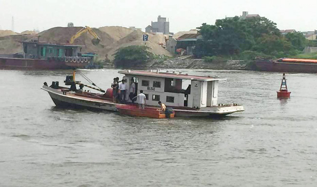 Ninh Bình: Đắm tàu chở đá, 5 người nhảy sông thoát nạn - 1