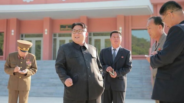 Kim Jong-un hút thuốc trở lại bất chấp lệnh cấm - 1